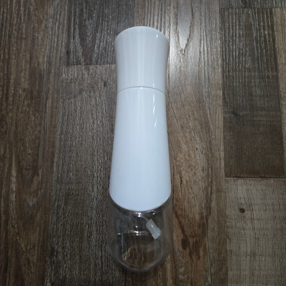 Pampered Chef Kitchen Spritzer Oil Dispenser  White Clear Modern Pump